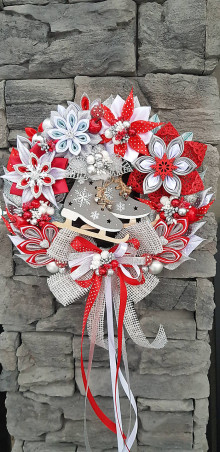 Dekorácie - Vianočný veniec na dvere červeno bielo strieborný  (Sive korčule) - 14070665_