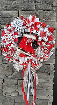 Dekorácie - Vianočný veniec na dvere červeno bielo strieborný  (Červené korčule) - 14070680_
