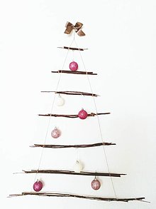 Dekorácie - Predám vianočný závesný strom, stromček na stenu vyrobený z prírodných materiálov, prútia a špagátu na mieru. Nezdobený. (farebné gule zdobený 60 x 75 cm) - 14069739_