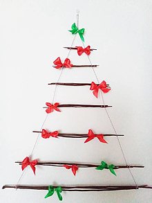 Dekorácie - Predám vianočný závesný strom, stromček na stenu vyrobený z prírodných materiálov, prútia a špagátu na mieru. Nezdobený. (červená mašľa zdobený 73 x 83 cm) - 14070017_