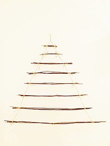 Dekorácie - Predám vianočný závesný strom, stromček na stenu vyrobený z prírodných materiálov, prútia a špagátu na mieru. Nezdobený. (ružové gule mix nezdobený 95 x 85 cm) - 14070038_