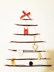 Dekorácie - Predám vianočný závesný strom, stromček na stenu vyrobený z prírodných materiálov, prútia a špagátu na mieru. Nezdobený. (rôzne ozdoby sánky, zdobený 63 x 73 cm) - 14070104_