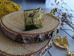 Náhrdelníky - Hríbik v machu - živicový šperk - 14075875_