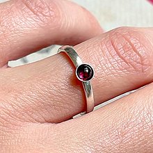 Prstene - Simple Garnet Rhodolite AG925 Ring / Jemný strieborný prsteň s granátom rodolitom - 14081583_