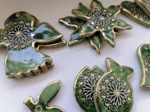 Dekorácie - keramika ozdoby...zeleny dekor zlato - 14077925_