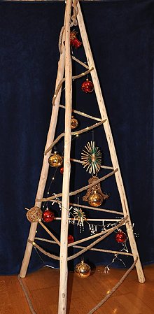 Dekorácie - Originálny vianočný stromček z tujových kmeňov - náhrada živého stromčeka - 14085849_