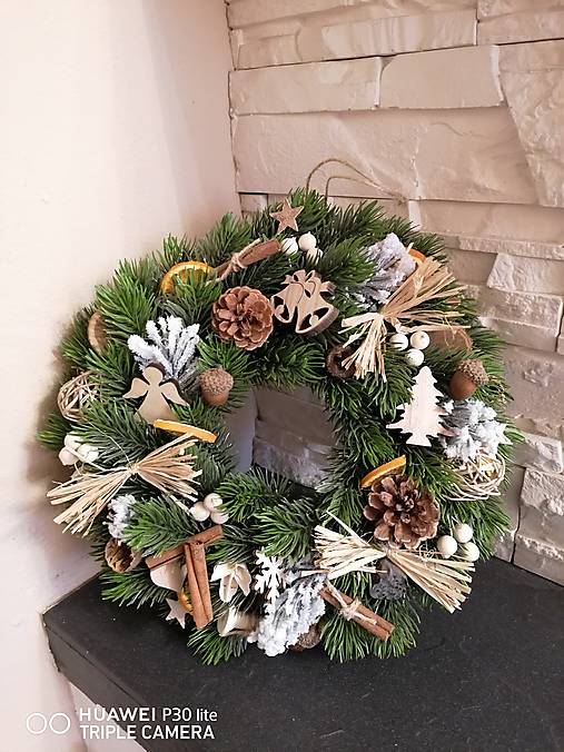 Dekorácie - Vianočný veniec s drevenými a prírodnými ozdobami a anjelom 30cm - 14088308_