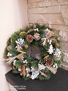 Dekorácie - Vianočný veniec s drevenými a prírodnými ozdobami a anjelom 30cm - 14088308_