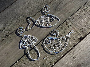 Dekorácie - strieborné Vianoce z drôtu s bielymi perličkami... sada (rybka, hríbik) - 14094637_
