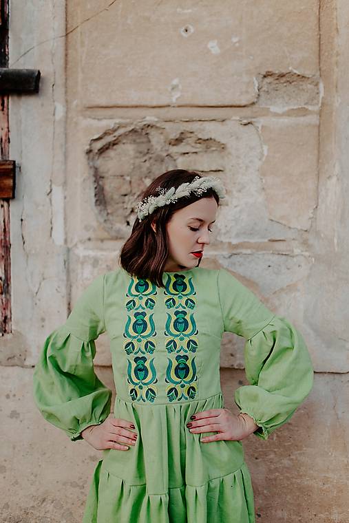 zelené vyšívané šaty Solčanská