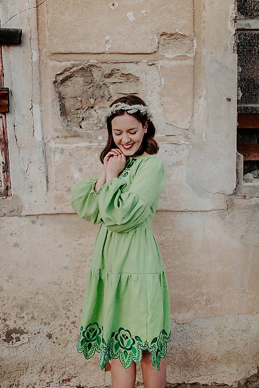 zelené vyšívané šaty Solčanská