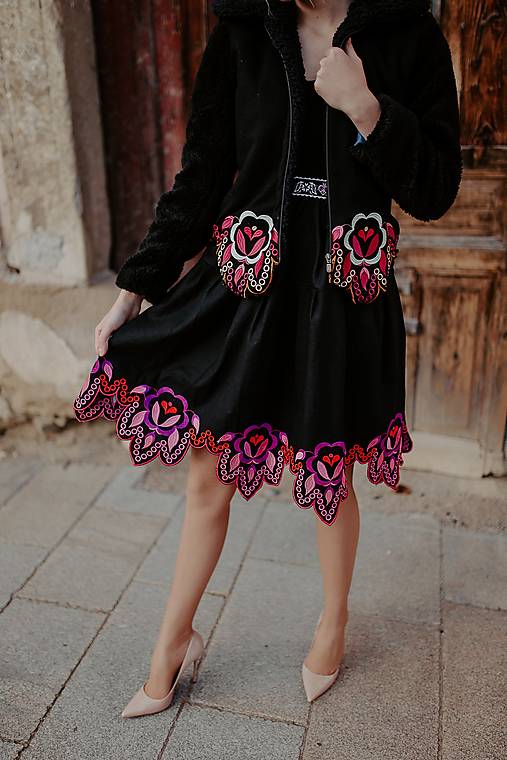 čierne vyšívané šaty Solčanská