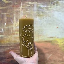 Sviečky - Maľovaná VIANOČNÁ svieca so Svätou rodinou (z včelieho vosku) (6) - 14093372_