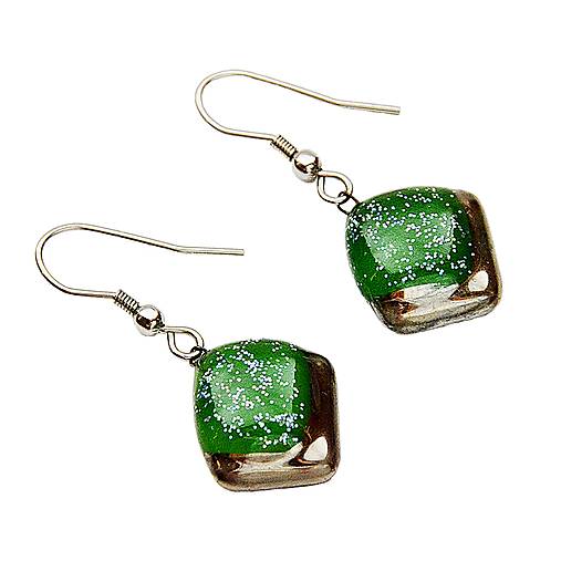 Náušnice - Náušnice zelené, české sklo zdobené platinou a trblietkami, štvorcové - 14093495_