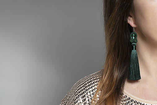 Náušnice - Šmaragdové náušnice so strapcom - soutache earring - 14098707_