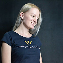 Topy, tričká, tielka - Bavlnené tričko s motívom Agátka (XS - Čierna) - 14100520_
