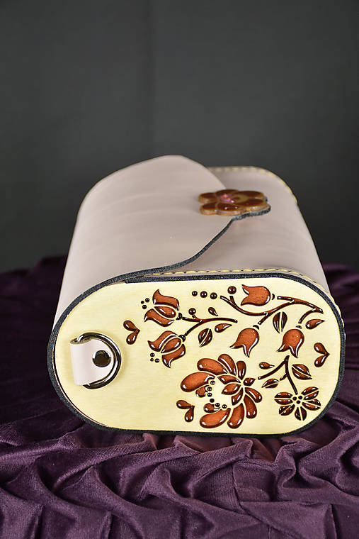 Drevená folk kabelka kožená Dorka a kvety Odzuzičky (Pudrová pigmentovaná s lícovou podšívkous popruhom)