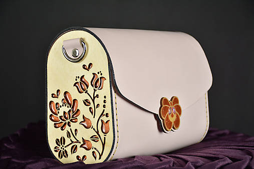 Drevená folk kabelka kožená Dorka a kvety Odzuzičky (Pudrová pigmentovaná s lícovou podšívkou)