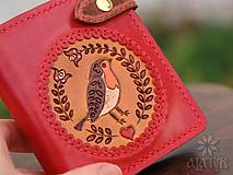 Peňaženky - Menšia kožená peňaženka IX., červená s vtáčikom - 14111917_