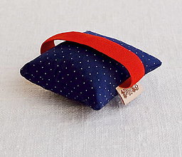 Úžitkový textil - FILKI Myššo šupková podložka pod zápästie, obvod zápästia 17 - 20 cm (Tmavomodrá s červenou gumičkou) - 14111874_