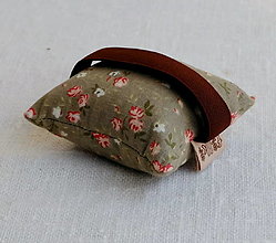 Úžitkový textil - FILKI Myššo šupková podložka pod zápästie, obvod zápästia do 14 cm (khaki kvietky s hnedou gumičkou) - 14111993_
