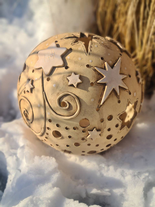 Dekorácie - Vianočná vyrezávané guľa  - 14116163_