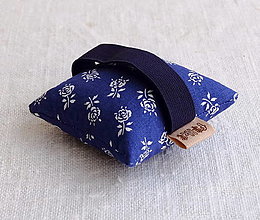Úžitkový textil - FILKI Myššo šupková podložka pod zápästie, obvod zápästia do 14 cm (modrotlačové ružičky s modrou gumičkou) - 14115101_