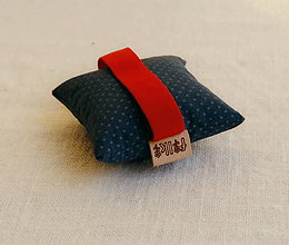 Úžitkový textil - FILKI Myššo šupková podložka pod zápästie, obvod zápästia 14 - 17 cm (petrolejová bodkovaná s červenou gumičkou) - 14115104_