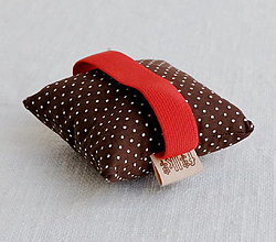 Úžitkový textil - FILKI Myššo šupková podložka pod zápästie, obvod zápästia 14 - 17 cm (hnedá minibodkovaná s červenou gumičkou) - 14115111_