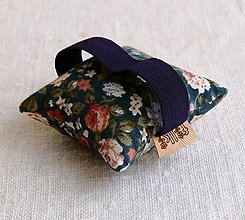 Úžitkový textil - FILKI Myššo šupková podložka pod zápästie, obvod zápästia 17 - 20 cm (kvietky na petrolejovej s modrou gumičkou) - 14115119_