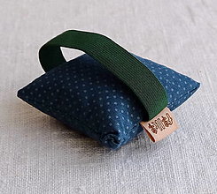 Úžitkový textil - FILKI Myššo šupková podložka pod zápästie, obvod zápästia 17 - 20 cm (petrolejová bodkovaná so zelenou gumičkou) - 14115120_