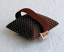 Úžitkový textil - FILKI Myššo šupková podložka pod zápästie, obvod zápästia 17 - 20 cm (hnedá mini bodky s hnedou gumičkou) - 14115122_