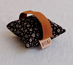 Úžitkový textil - FILKI Myššo šupková podložka pod zápästie, obvod zápästia 17 - 20 cm (hnedá kvietkovaná s hnedou gumičkou) - 14115123_