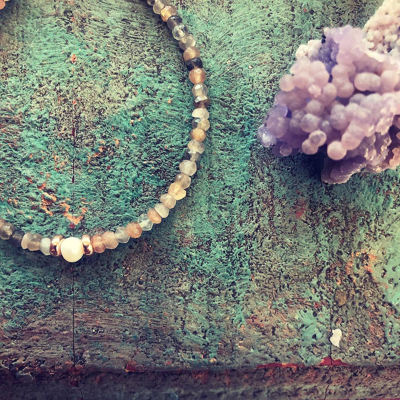 Strieborný náramok s perlou a slnečným kameňom