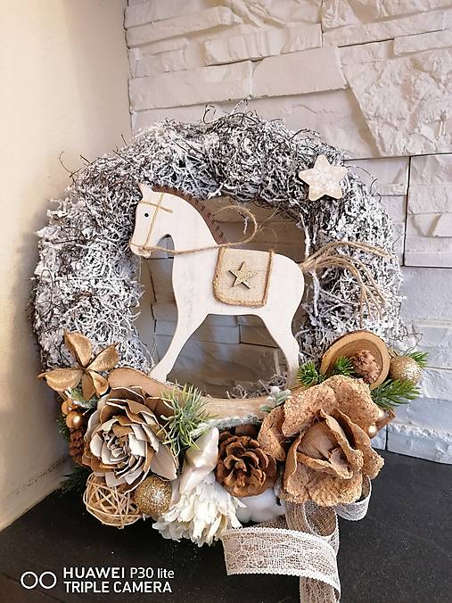 Dekorácie - *Vianočný veniec s konikom 27cm - 14116890_