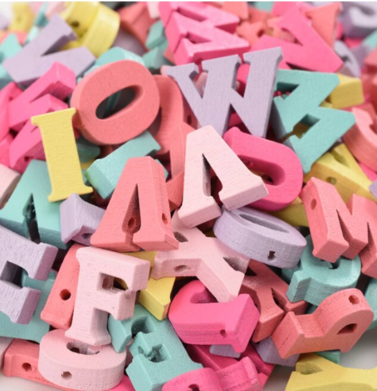 KD101 Korálka drevená detská písmenko 1,5 x 1 cm