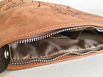 Kabelky - MILA "Grass" kožená kabelka s vypaľovaným obrázkom - 14125571_