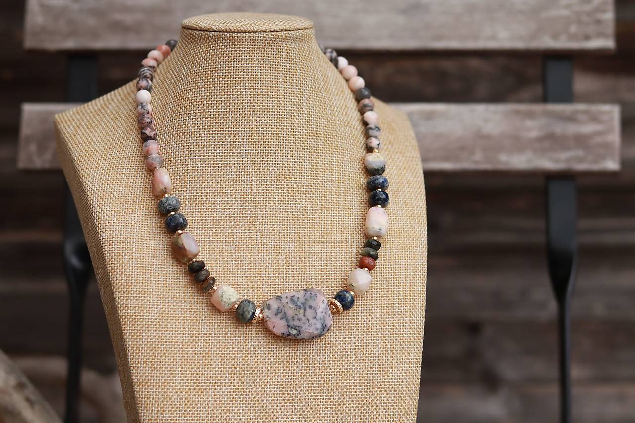 Mohutný náhrdelník s minerálmi opál, turmalín, sodalit, jaspis