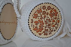 Kabelky - Drevená kabelka hačkovaná Dorka  (cca. 16 cm s rúčkami - Biela) - 14131442_