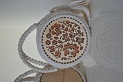 Kabelky - Drevená kabelka hačkovaná Dorka  (cca. 16 cm s rúčkami - Biela) - 14131447_