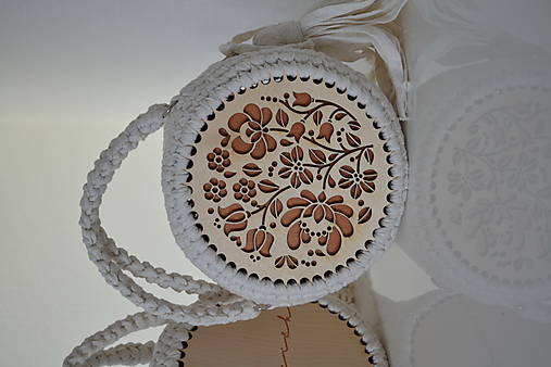 Drevená kabelka hačkovaná Dorka  (cca. 16 cm s rúčkami - Biela)