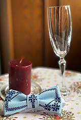 Pánske doplnky - Vyšívaný folkový motýlik - modrý II - 14131528_