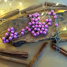 Náhrdelníky - Perličkový ruženec s cínovaným krížikom (ružový vrúbkovaný) - 14134033_