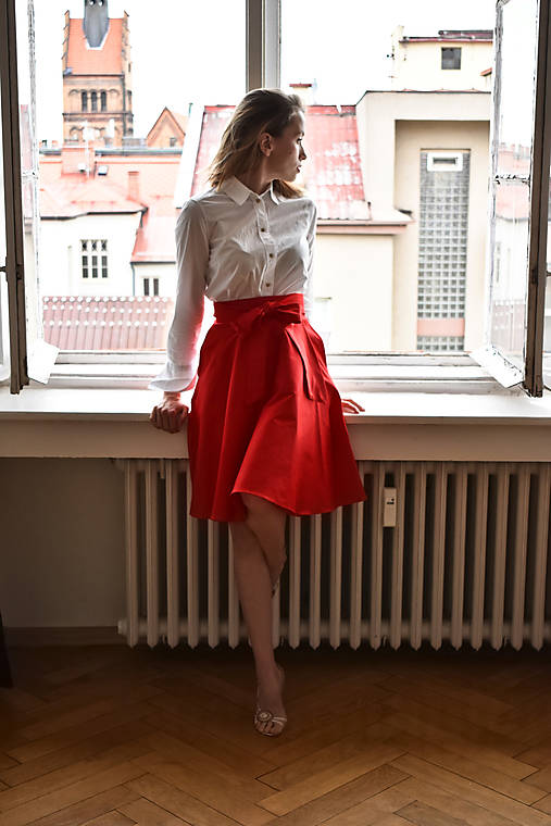 YOLA, půlkolová sukně, sytě červená
