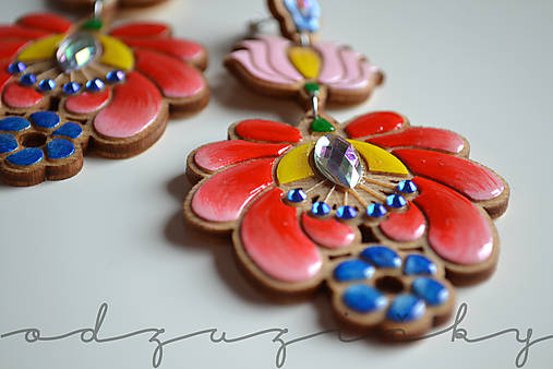Drevené náušničky Marienka farebné kvety ručne maľované