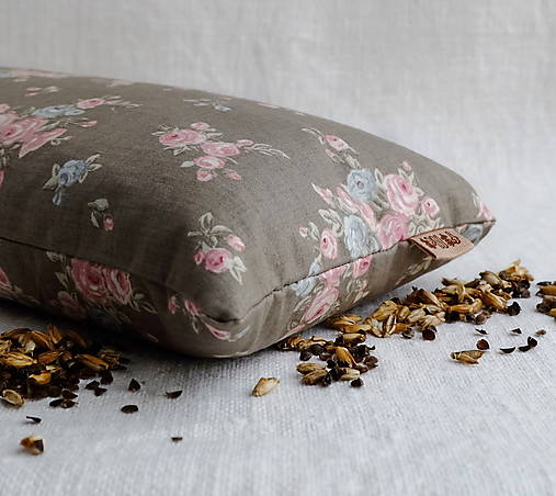 Úžitkový textil - Funkčný šupkový FILKI vankúš 40 cm (kvety na hnedosivej) - 14140395_