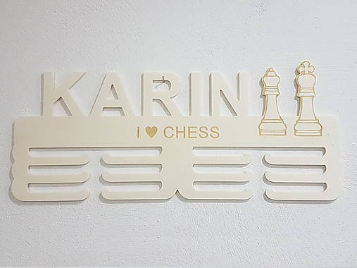 Drevený držiak na medaily s laserovaným textom 45cm šach mat