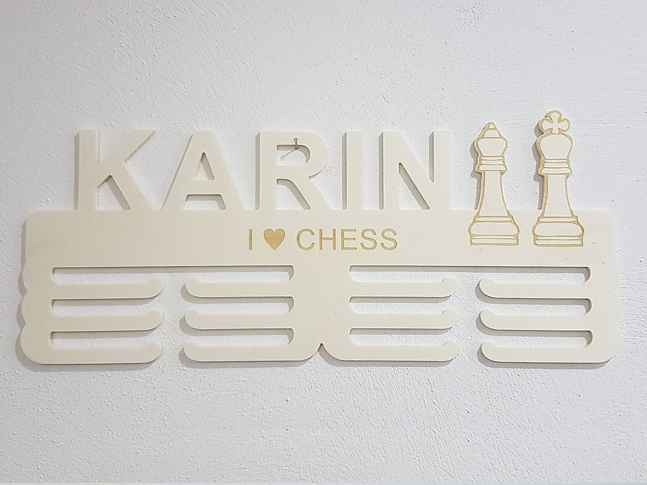 Drevený držiak na medaily s laserovaným textom 45cm šach mat