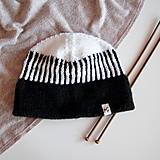 Čiapky, čelenky, klobúky - Čiernobiela čiapka s vertikálnymi pásikmi - 14144586_