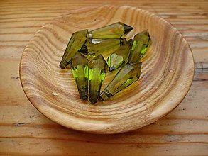 Korálky - Brúsená slza plastová korálka olivovo zelená 10x30 mm, 1 ks - 14151267_